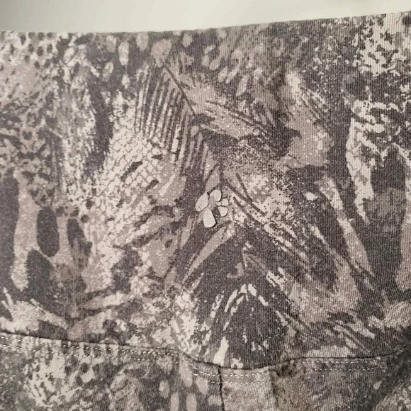 Style & Co Sport Women's‎ Size L Workout Capris Gray Animal Print Gym Leggings - Picture 4 of 7